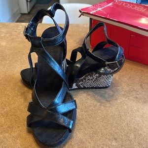 Aerosoles wedges, black and gray snake print size 10.5